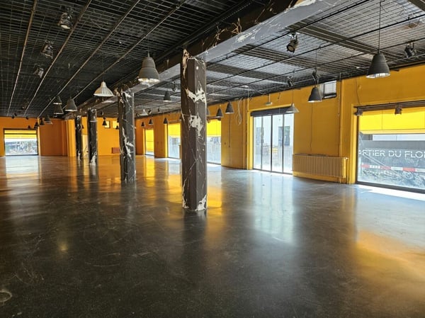 Arcade commerciale, 700m2, centre-ville, flux piéton important 2