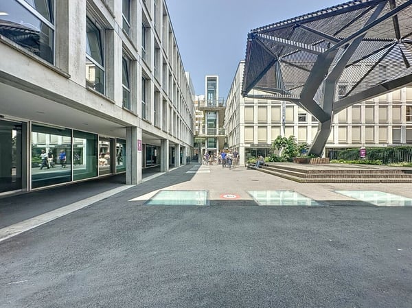 Magnifique arcade commerciale, 490m2, Quartier du Flon 8