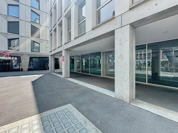 Magnifique arcade commerciale, 490m2, Quartier du Flon 7