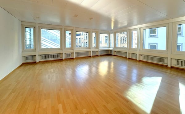 Lichtdurchflutete Mietfläche mit Blick in den ruhigen Innenhof 2