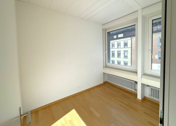 Lichtdurchflutete Mietfläche mit Blick in den ruhigen Innenhof 5