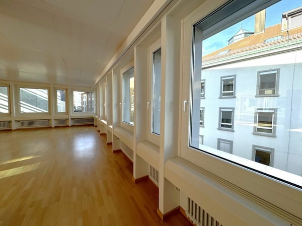 Lichtdurchflutete Mietfläche mit Blick in den ruhigen Innenhof 3