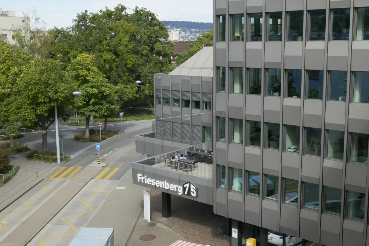 Inspirierendes Büro mit Sicht ins Grüne