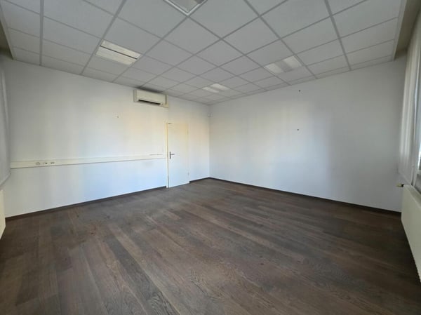 Bureaux 110m2 en RDC, quartier des Eaux Vives 5