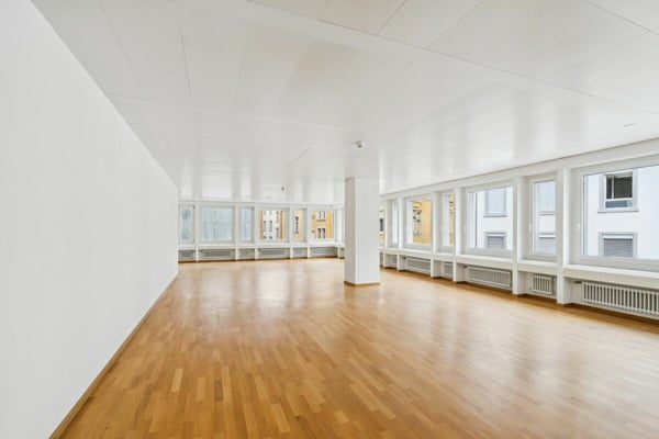 Lichtdurchflutetes Büro mit Blick in den Innenhof 10