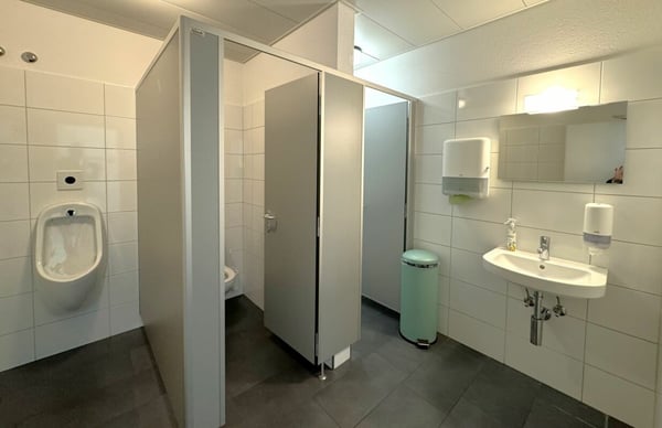 Lichtdurchflutetes Büro mit Blick in den Innenhof 4