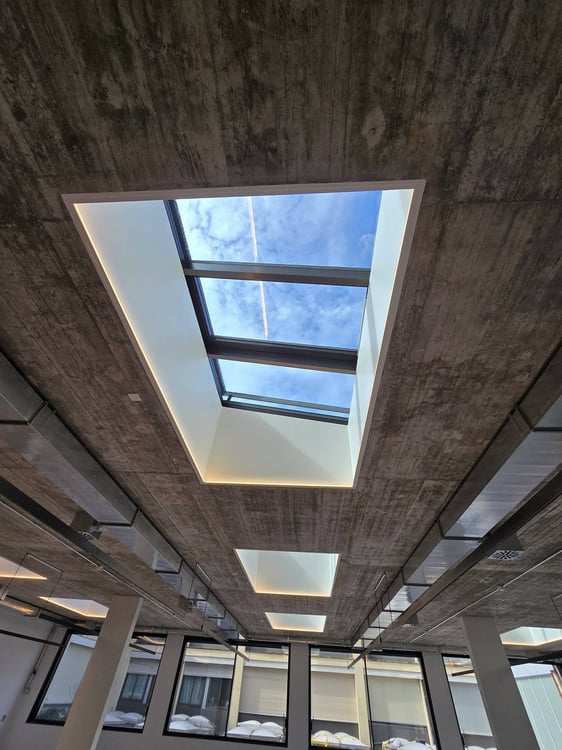 LA LAC TOWER : 3 luxueux bureaux neuf et 3 dépôts à vendre 7