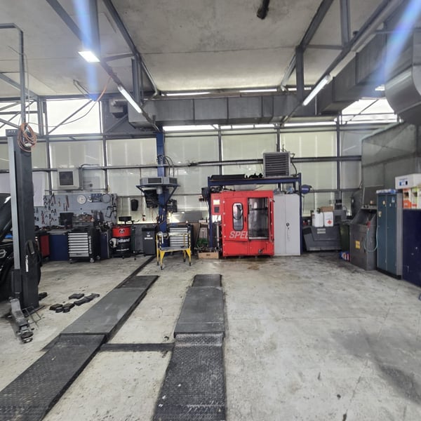 Nur das Inventar Autowerkstatt zu verkaufen/Liegenschaft mitte pro Monat 3650.- CHF 8