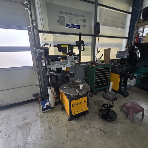 Nur das Inventar Autowerkstatt zu verkaufen/Liegenschaft mitte pro Monat 3650.- CHF 9