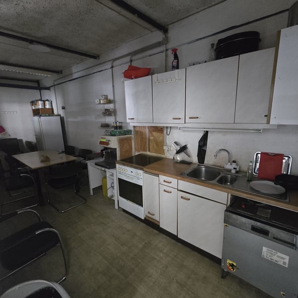 Nur das Inventar Autowerkstatt zu verkaufen/Liegenschaft mitte pro Monat 3650.- CHF 5