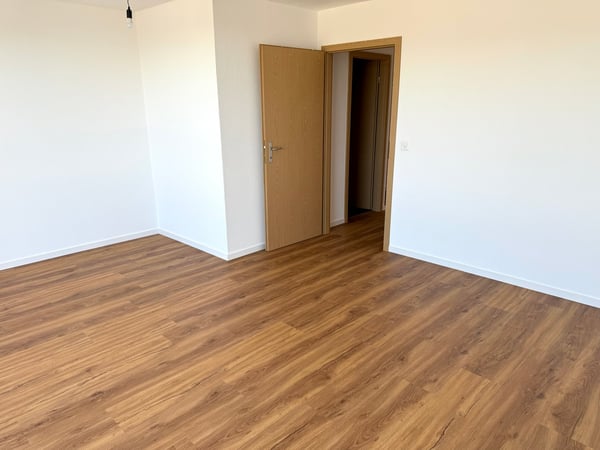1.5 Zimmer - 140m² (197m² ) Hobbyraum, Tiefgarage + Aussenparkplatz, zwei Balkone, Waschküche usw. 8