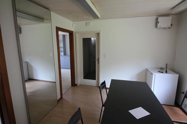 Freistehende Gewerbeliegenschaft im Industriegebiet und Baurecht 17