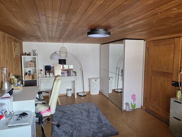 schöne + gepflegte 1.5 Zimmer Dachwohnung in 3-Fam.-Haus 10