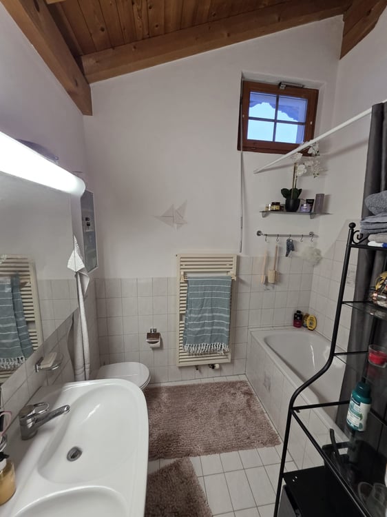 schöne + gepflegte 1.5 Zimmer Dachwohnung in 3-Fam.-Haus 6