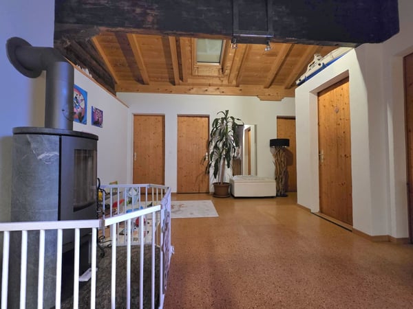 schöne + gepflegte 1.5 Zimmer Dachwohnung in 3-Fam.-Haus 2