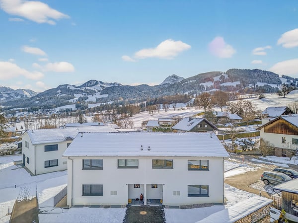 Magnifique maison bifamiliale neuve avec vue panoramique sur les montagnes