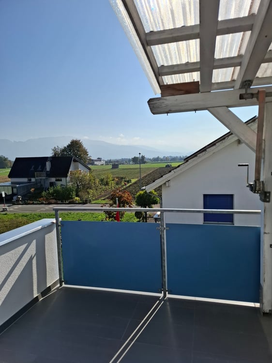 Grosszügige 1.5-Zimmer-Dachwohnung mit Bergblick in Marbach 2