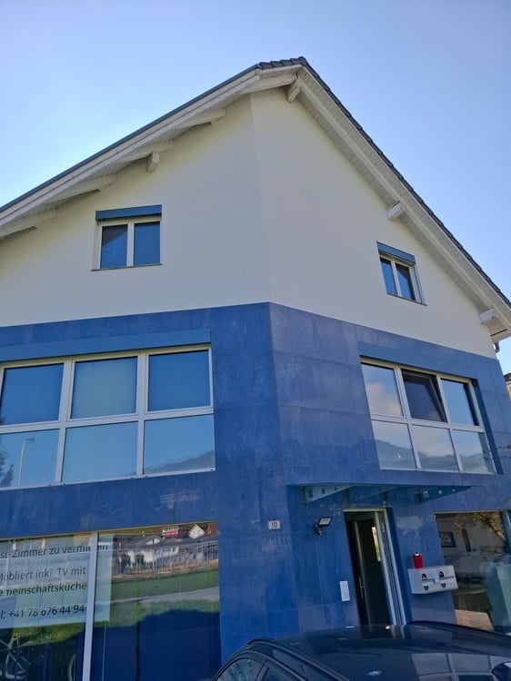 Grosszügige 1.5-Zimmer-Dachwohnung mit Bergblick in Marbach 1