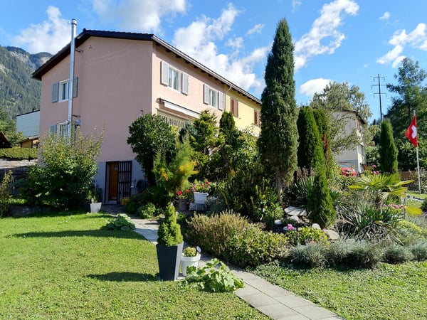 Einfamilienhaus mit Bergblick in Sils im Domleschg 1