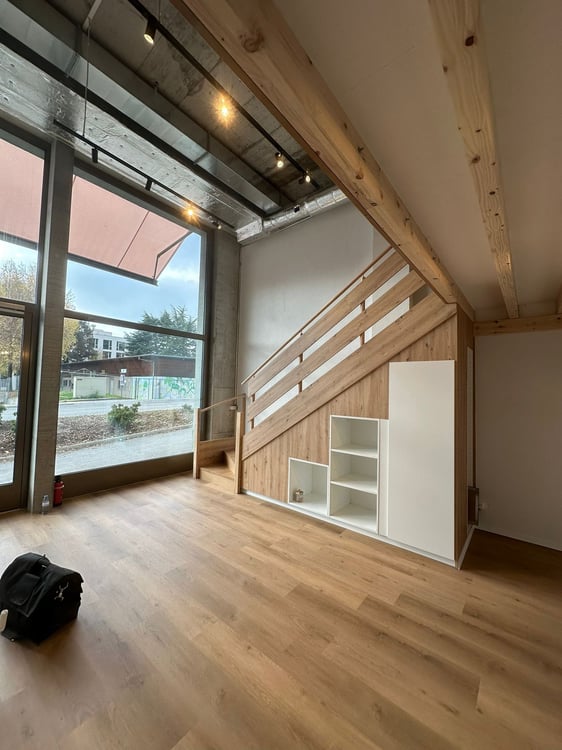 Magnifique local agencé avec âme chaleureuse boiseries, près de la gare | neuf 4