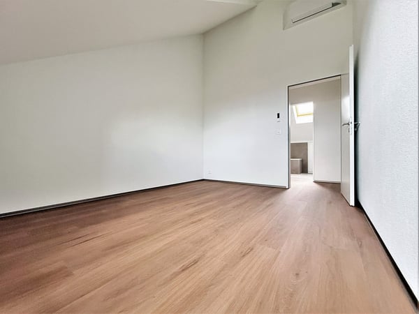 Grosse moderne 3.5 Zimmer Duplex-Wohnung mit Cheminée und Bergsicht - Wohnen über zwei Etagen 10
