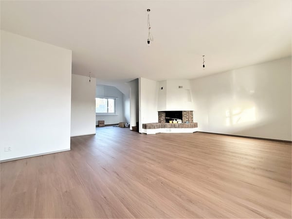 Grosse moderne 3.5 Zimmer Duplex-Wohnung mit Cheminée und Bergsicht - Wohnen über zwei Etagen 2