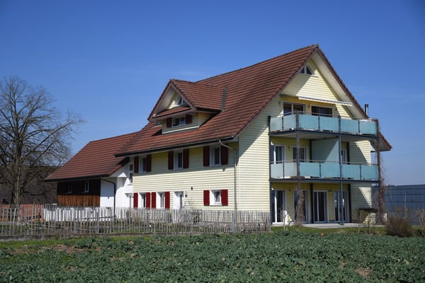 Grosszügige 6.5-Zimmer-Maisonette-Wohnung mit Bergblick in Rothenburg 1