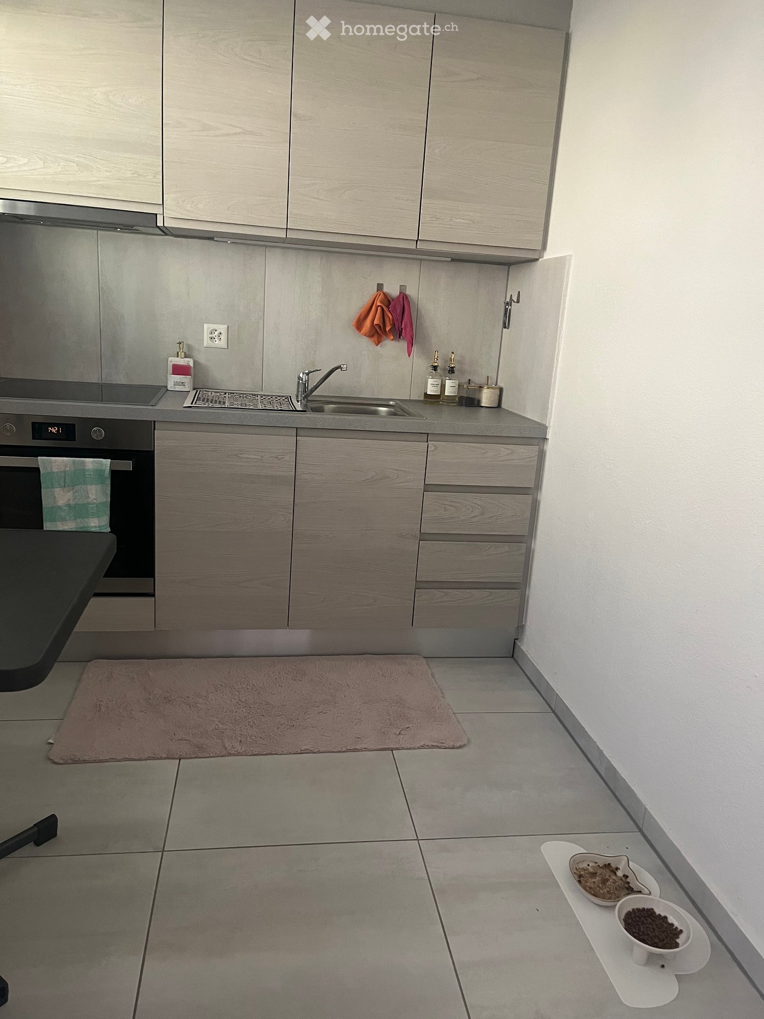 {"type": "Kitchen", "objects": ["oven", "sink", "faucet", "oven mitt", "oven cleaner", "oven cleaner", "oven cleaner", "oven cleaner", "oven cleaner", "oven cleaner", "oven cleaner", "oven cleaner", "oven cleaner", "oven cleaner", "oven cleaner", "oven cl