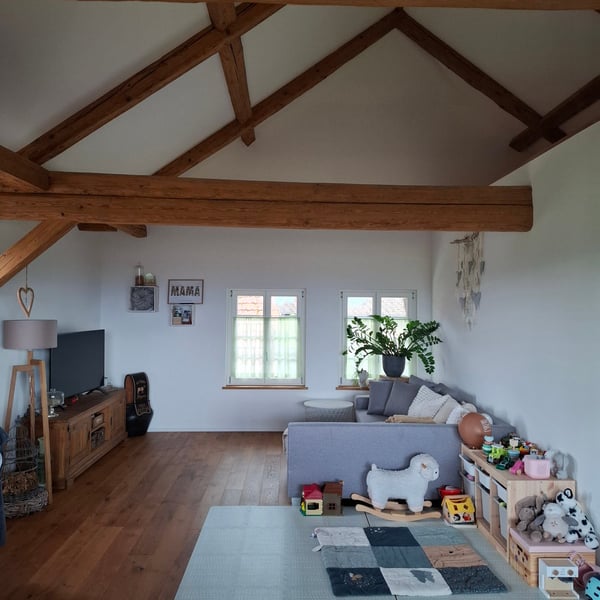 Charmante 3.5-Zimmer-Dachwohnung in traditionellem Holzhaus in Ferenbalm 5