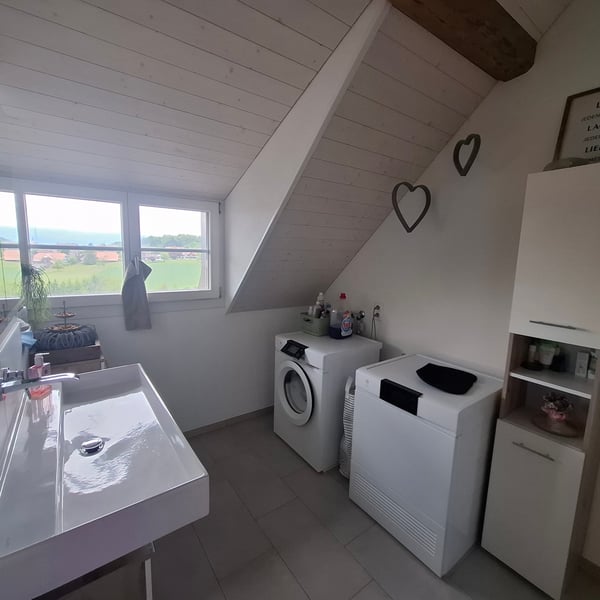 Charmante 3.5-Zimmer-Dachwohnung in traditionellem Holzhaus in Ferenbalm 10