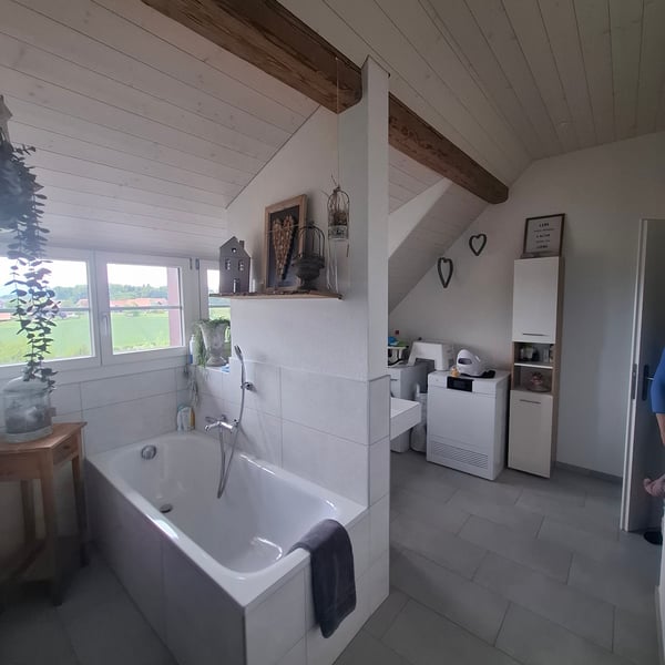 Charmante 3.5-Zimmer-Dachwohnung in traditionellem Holzhaus in Ferenbalm 8