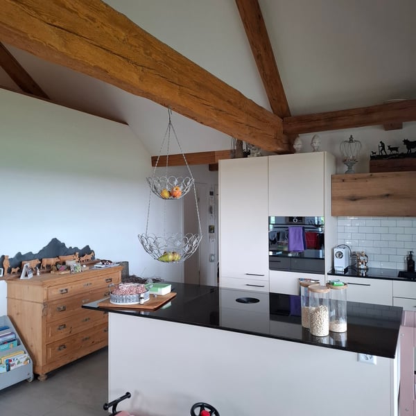 Charmante 3.5-Zimmer-Dachwohnung in traditionellem Holzhaus in Ferenbalm 3
