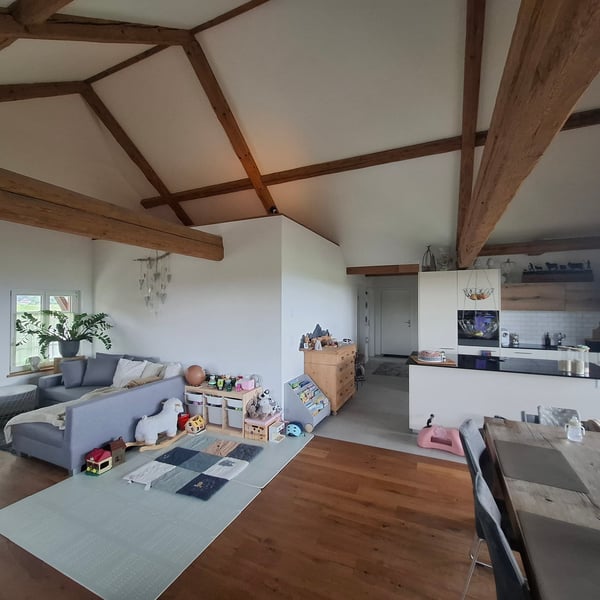 Charmante 3.5-Zimmer-Dachwohnung in traditionellem Holzhaus in Ferenbalm 2