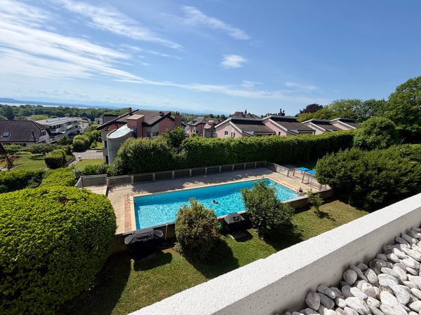 Appartement avec terrasse et vue à Colombier 7