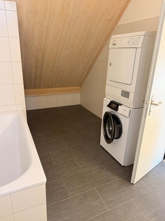 AM BAHNHOF: Moderne 5.5 Zi Dach-Maisonette-Whg 143 m2 in Henggart 11