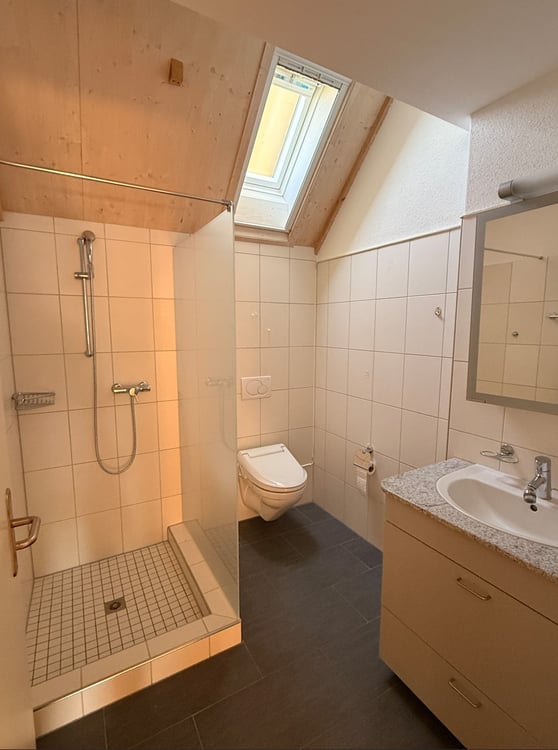 AM BAHNHOF: Moderne 5.5 Zi Dach-Maisonette-Whg 143 m2 in Henggart 3