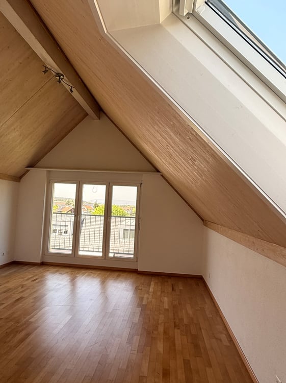 AM BAHNHOF: Moderne 5.5 Zi Dach-Maisonette-Whg 143 m2 in Henggart 9