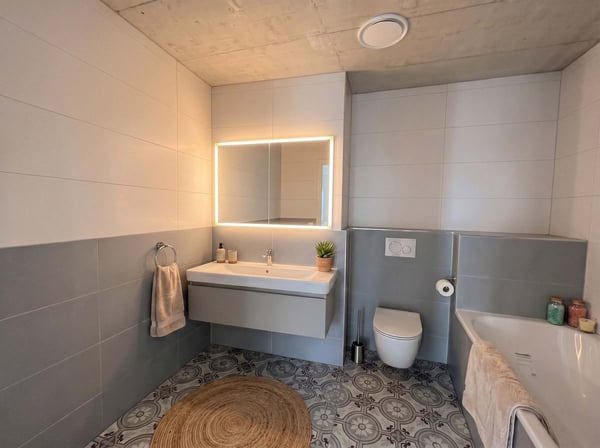 Moderne 4.5-Zimmer-Neubauwohnung mit Balkon, Laubengang und schöner Aussicht in Seedorf BE 5