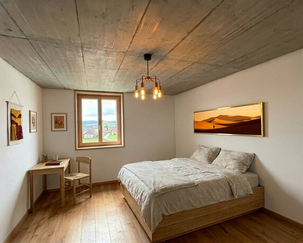 Moderne 4.5-Zimmer-Neubauwohnung mit Balkon, Laubengang und schöner Aussicht in Seedorf BE 3