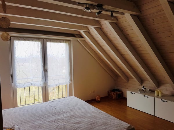 Charmante 3.5-Zimmer-Dachwohnung mit Balkon und inklusive Garagenplatz in Müslen 8
