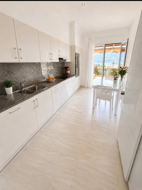 Attico di lusso a Minusio: 7 locali con vista panoramica e finiture di pregio 3