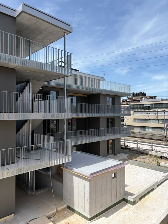 eine 2.5, drei 3.5 und eine 4.5 Zimmerwohnungen im Neubau MFH Alpina 4