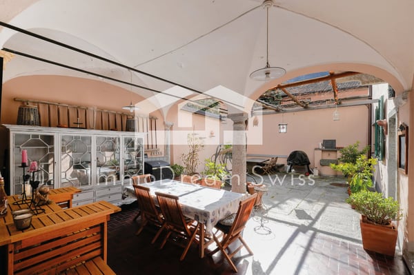 Patrizierhaus, komplett renovier: mit 3 Studios, 2 ½ Zimmer & 4 ½ Zimmer Maisonette Dachwohnung 1