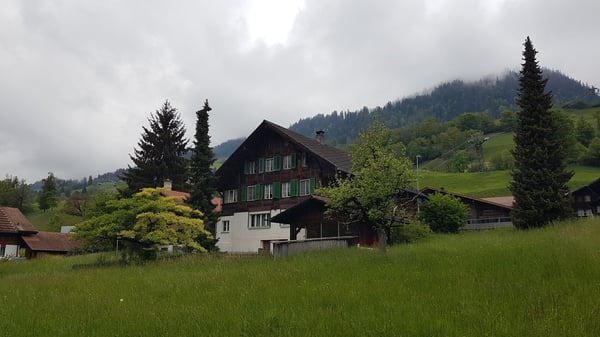 Charmantes 7.5-Zimmer-Einfamilienhaus in Erlenbach im Simmental – Traditionelles Schweizer Holzhaus 17