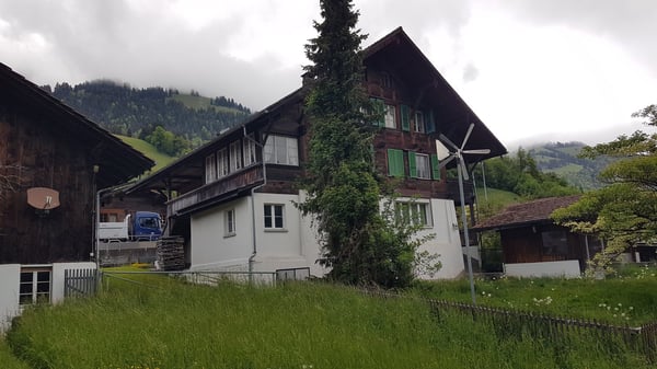 Charmantes 7.5-Zimmer-Einfamilienhaus in Erlenbach im Simmental – Traditionelles Schweizer Holzhaus 2