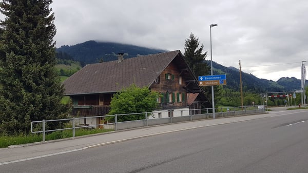 Charmantes 7.5-Zimmer-Einfamilienhaus in Erlenbach im Simmental – Traditionelles Schweizer Holzhaus 3