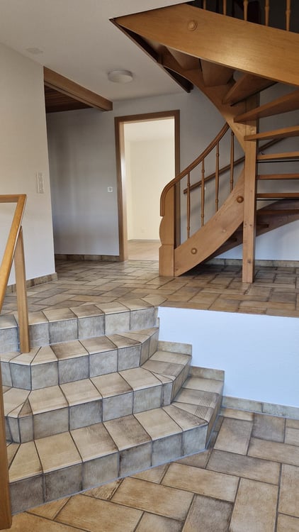 Charmante 4.5-Zimmer-Duplex-Wohnung in Kerzers – modern renoviert mit Gartensitzplatz 5