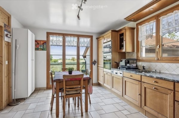 Spacieuse maison familiale de 8 pièces à Soral avec vue et jardin 3