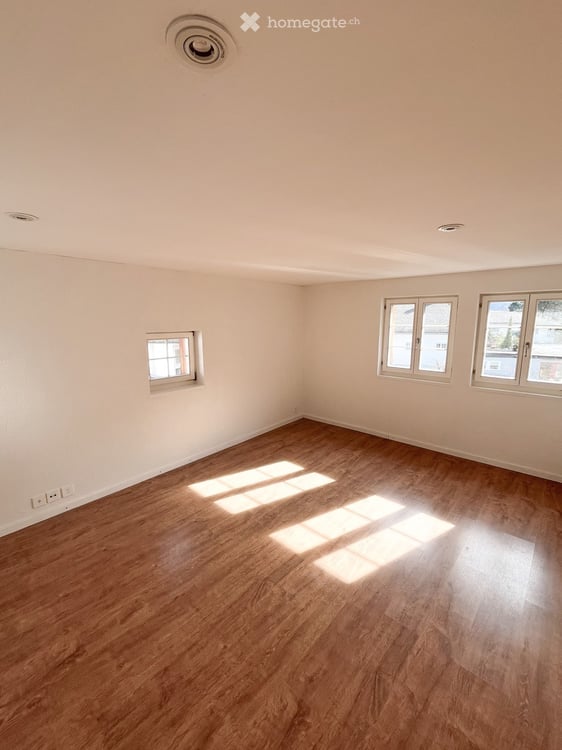 Charmante 3-Zimmer-Altbauwohnung mit Balkon in Näfels, Glarus Nord 3
