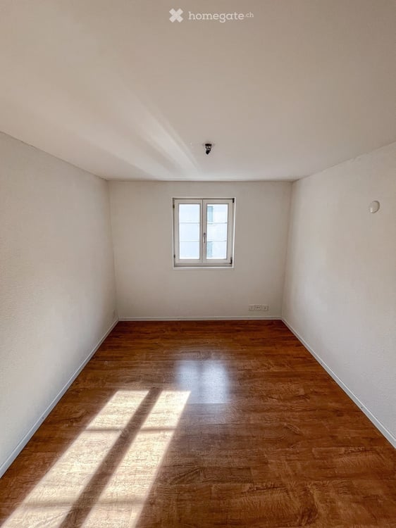 Charmante 3-Zimmer-Altbauwohnung mit Balkon in Näfels, Glarus Nord 2
